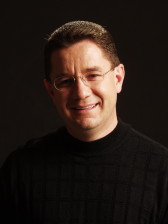 Article-era portrait of Camilo Cruz